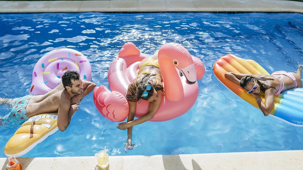 Happy friends on floats in swimming pool model released Symbolfoto property released PUBLICATIONxINxGERxSUIxAUTxHUNxONLY KIJF01536