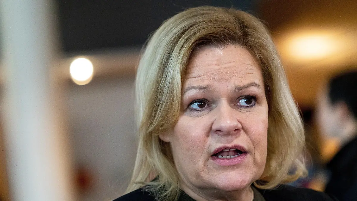 ARCHIV - 22.02.2023, Brandenburg, Potsdam: Nancy Faeser (SPD), Bundesministerin des Innern und Heimat. Deutschland die Olympia-Stützpunkte für ukrainische Sportler öffnen. (zu dpa: «Faeser will Olympia-Stützpunkte für ukrainische Sportler öffnen») Foto: Carsten Koall/dpa +++ dpa-Bildfunk +++