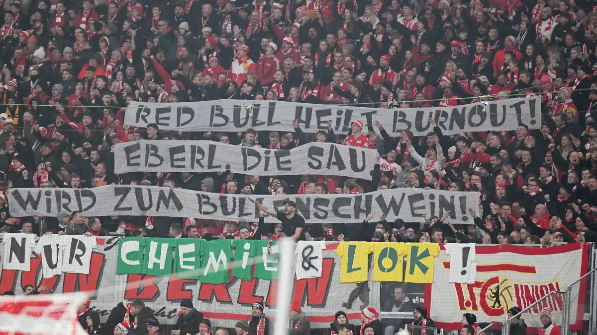 ARCHIV - 11.02.2023, Sachsen, Leipzig: Fußball, Bundesliga, RB Leipzig - 1. FC Union Berlin, 20. Spieltag, Red Bull Arena. Fans von Union Berlin halten Banner mit der Aufschrift "Red Bull heilt Burnout! Eberl, die Sau. Wird zum Bullenschwein!". Sportpsychiater Valentin Markser sieht in Anfeindungen eine Gefahr. (zu dpa: «Anfeindungen gegen Eberl: Enke-Psychiater appelliert an Fans») Foto: Robert Michael/dpa +++ dpa-Bildfunk +++