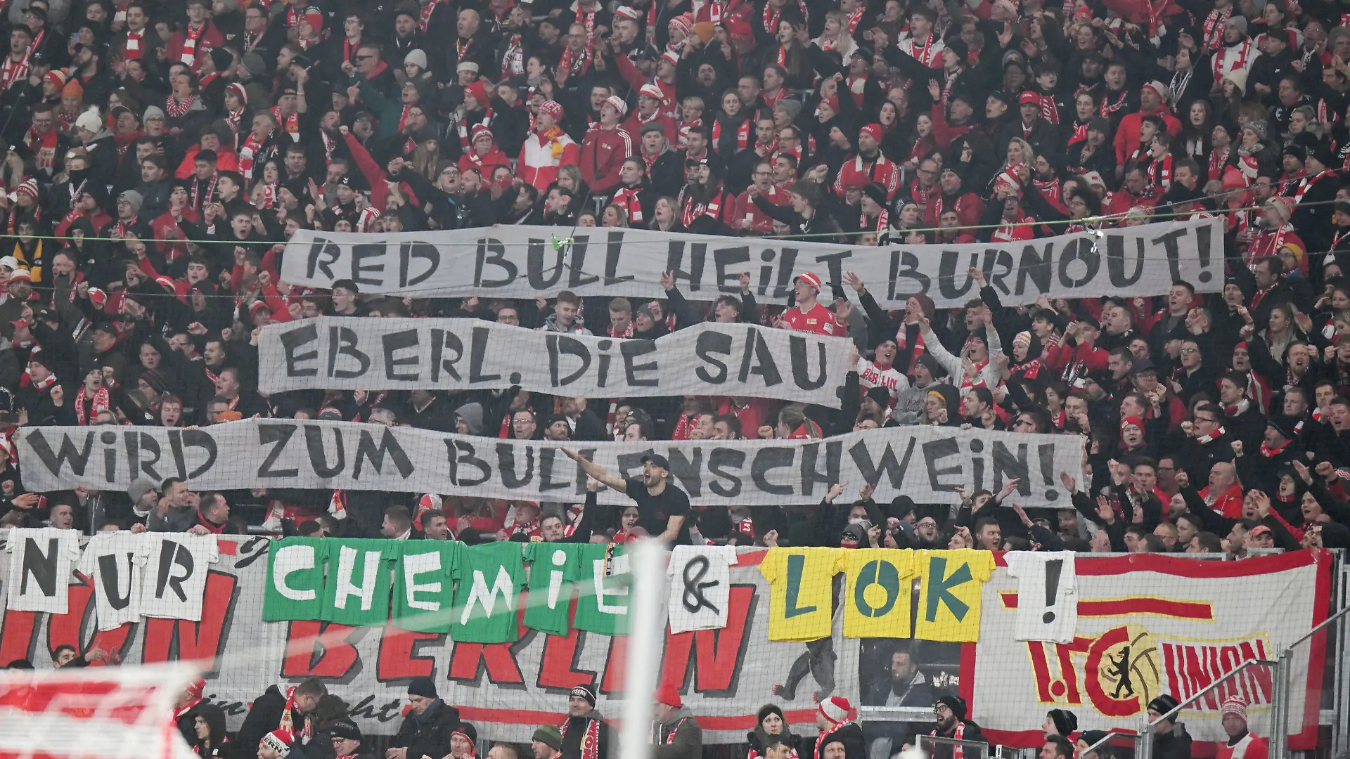 ARCHIV - 11.02.2023, Sachsen, Leipzig: Fußball, Bundesliga, RB Leipzig - 1. FC Union Berlin, 20. Spieltag, Red Bull Arena. Fans von Union Berlin halten Banner mit der Aufschrift "Red Bull heilt Burnout! Eberl, die Sau. Wird zum Bullenschwein!". Sportpsychiater Valentin Markser sieht in Anfeindungen eine Gefahr. (zu dpa: «Anfeindungen gegen Eberl: Enke-Psychiater appelliert an Fans») Foto: Robert Michael/dpa +++ dpa-Bildfunk +++