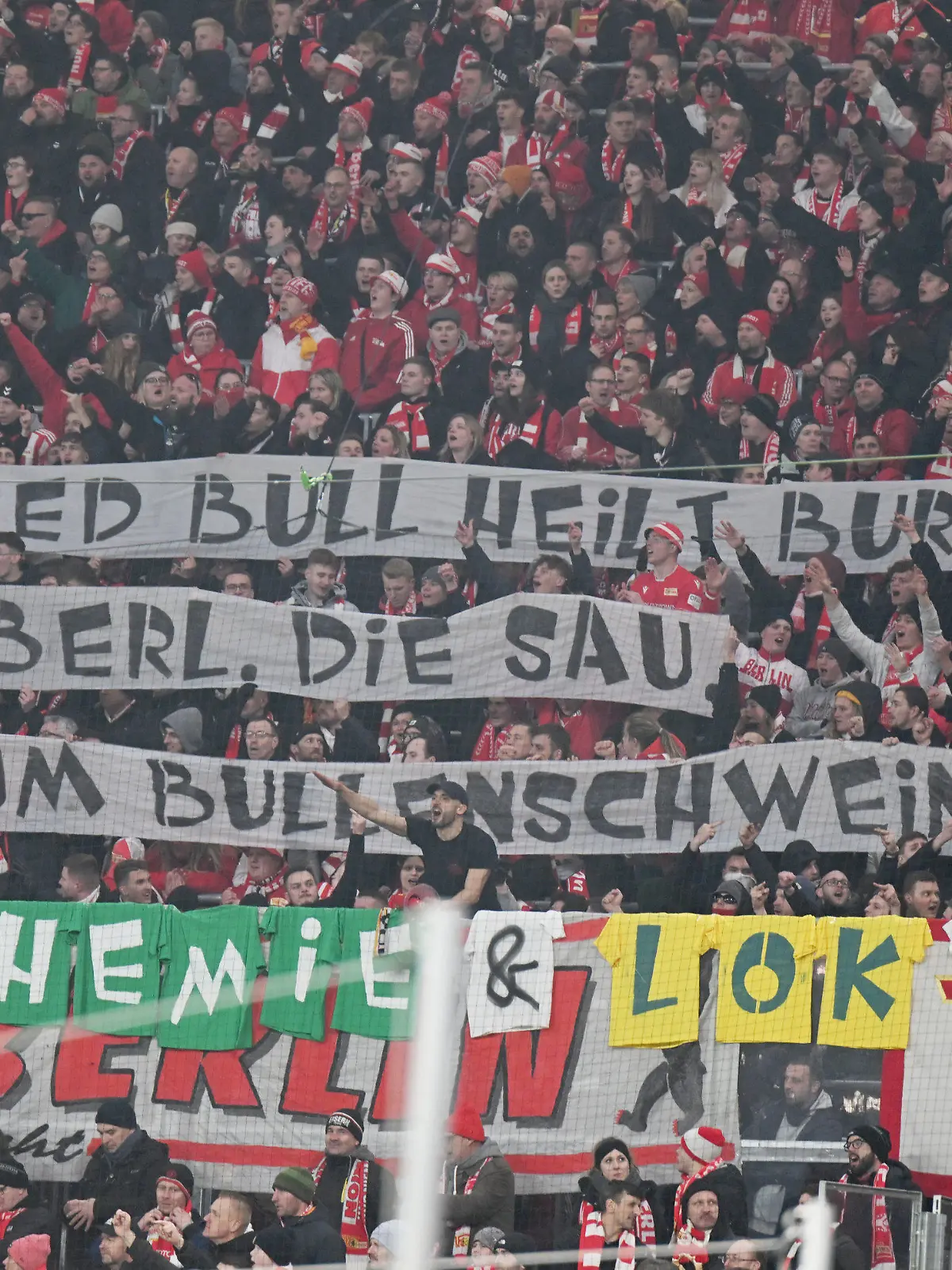 ARCHIV - 11.02.2023, Sachsen, Leipzig: Fußball, Bundesliga, RB Leipzig - 1. FC Union Berlin, 20. Spieltag, Red Bull Arena. Fans von Union Berlin halten Banner mit der Aufschrift "Red Bull heilt Burnout! Eberl, die Sau. Wird zum Bullenschwein!". Sportpsychiater Valentin Markser sieht in Anfeindungen eine Gefahr. (zu dpa: «Anfeindungen gegen Eberl: Enke-Psychiater appelliert an Fans») Foto: Robert Michael/dpa +++ dpa-Bildfunk +++