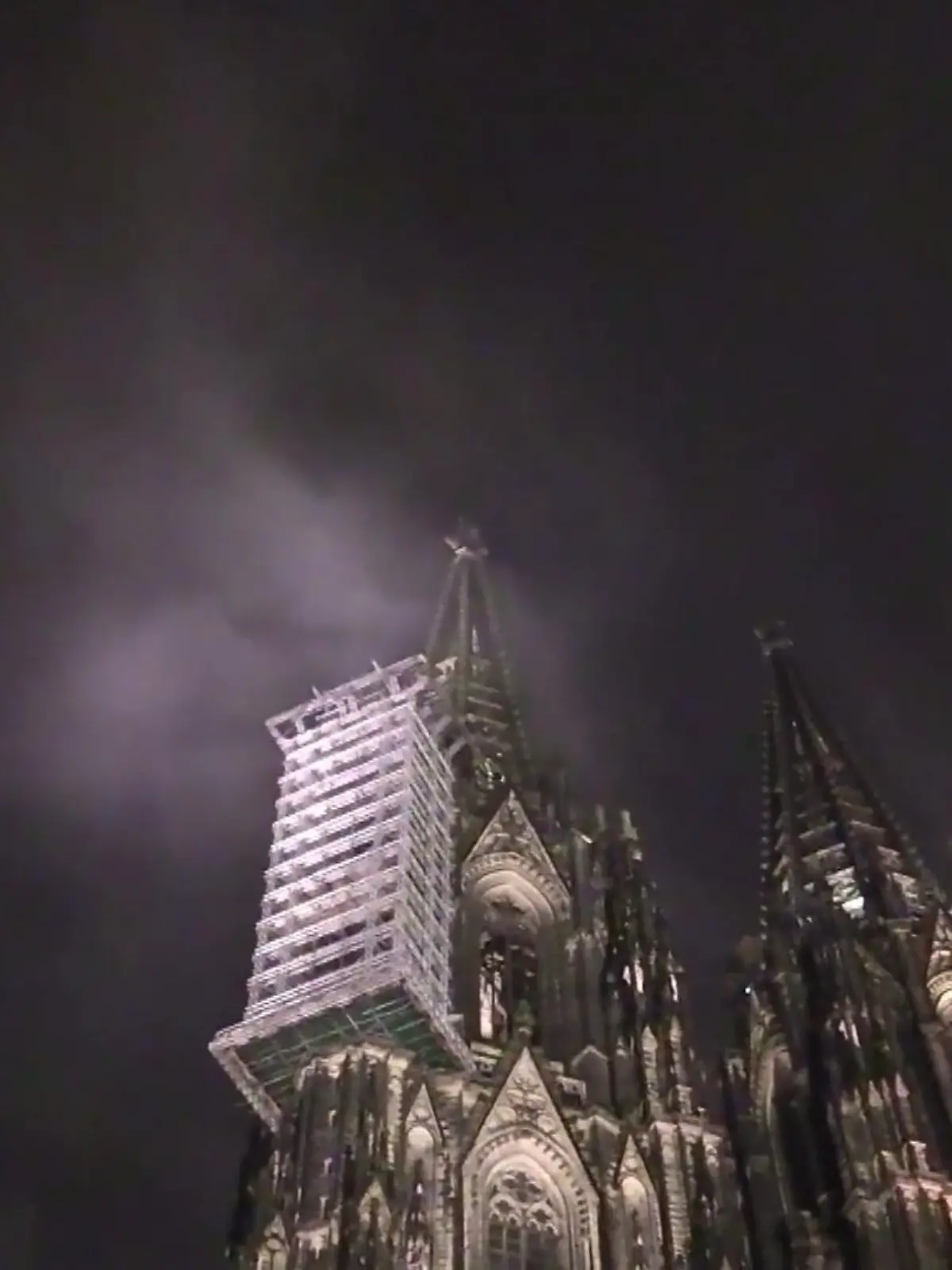 Bild zu: ""Feuer" am Kölner Dom war nur Wolke"
