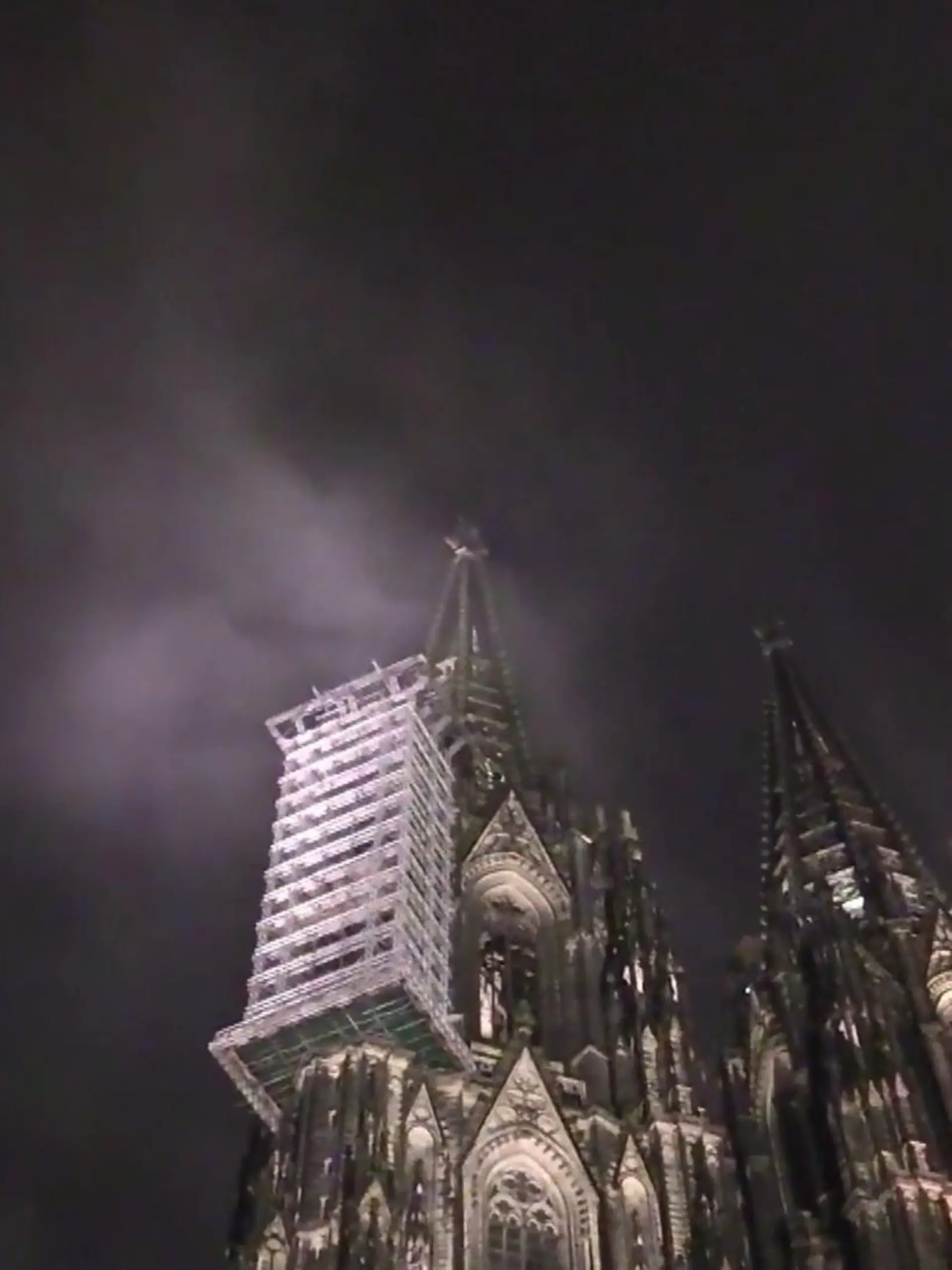 Bild zu: ""Feuer" am Kölner Dom war nur Wolke"