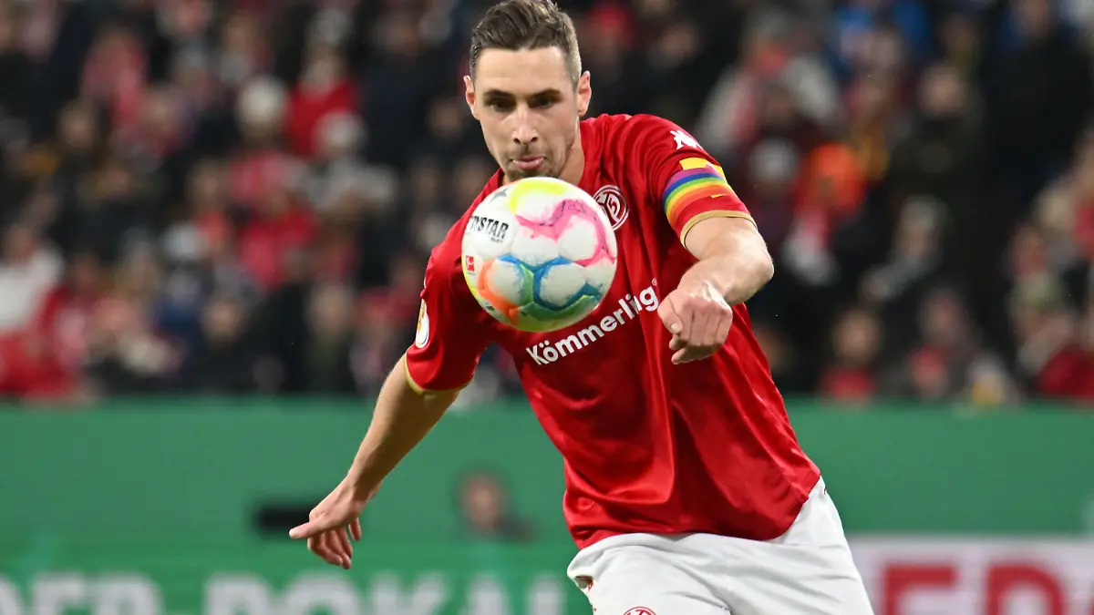 01.02.2023, Rheinland-Pfalz, Mainz: Fußball: DFB-Pokal, FSV Mainz 05 - Bayern München, Achtelfinale in der Mewa Arena, Der Mainzer Dominik Kohr hat den Ball fest im Blick. WICHTIGER HINWEIS: Gemäß den Vorgaben der DFL Deutsche Fußball Liga bzw. des DFB Deutscher Fußball-Bund ist es untersagt, in dem Stadion und/oder vom Spiel angefertigte Fotoaufnahmen in Form von Sequenzbildern und/oder videoähnlichen Fotostrecken zu verwerten bzw. verwerten zu lassen. Foto: Torsten Silz/dpa +++ dpa-Bildfunk +++