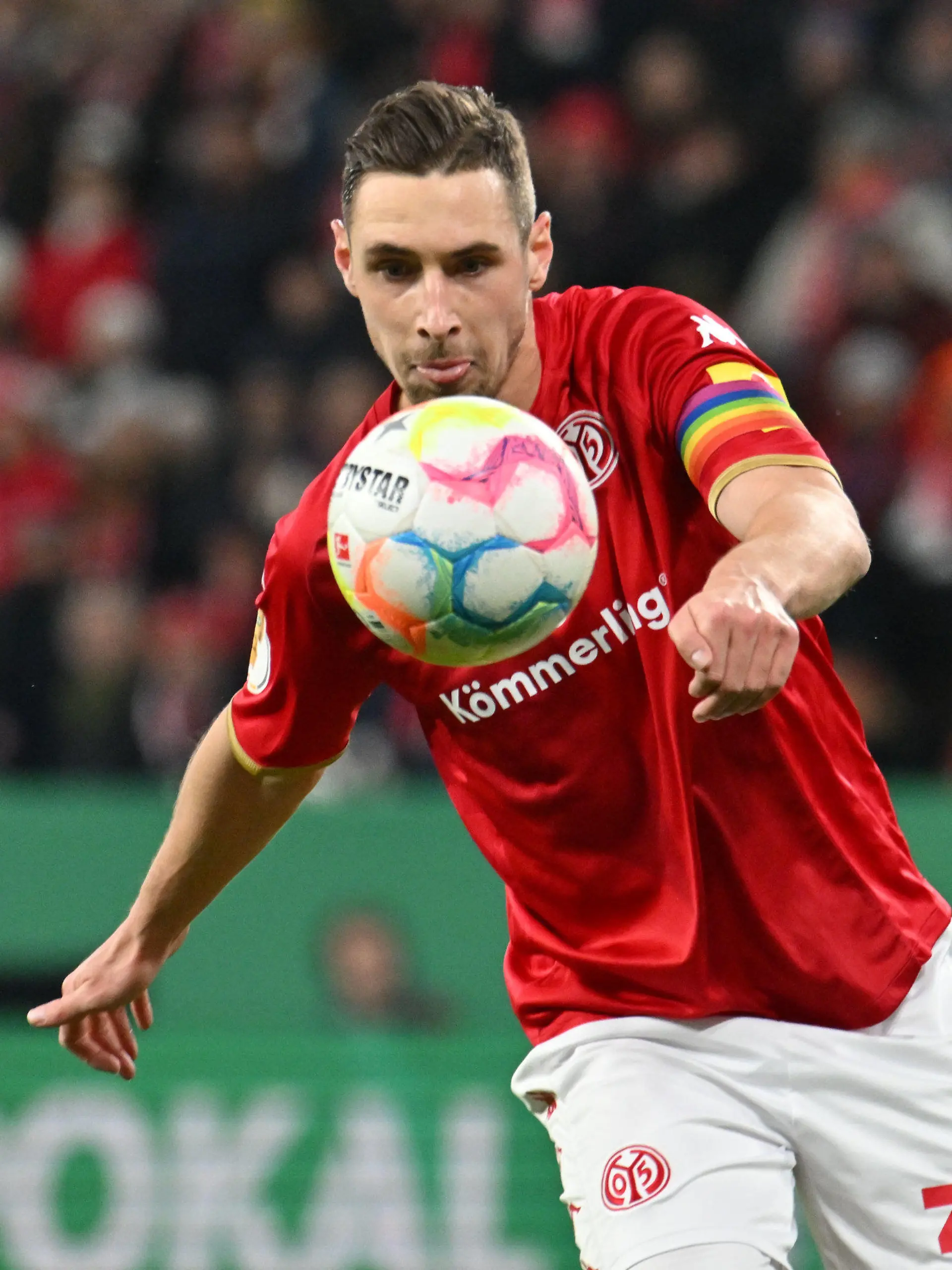 01.02.2023, Rheinland-Pfalz, Mainz: Fußball: DFB-Pokal, FSV Mainz 05 - Bayern München, Achtelfinale in der Mewa Arena, Der Mainzer Dominik Kohr hat den Ball fest im Blick. WICHTIGER HINWEIS: Gemäß den Vorgaben der DFL Deutsche Fußball Liga bzw. des DFB Deutscher Fußball-Bund ist es untersagt, in dem Stadion und/oder vom Spiel angefertigte Fotoaufnahmen in Form von Sequenzbildern und/oder videoähnlichen Fotostrecken zu verwerten bzw. verwerten zu lassen. Foto: Torsten Silz/dpa +++ dpa-Bildfunk +++