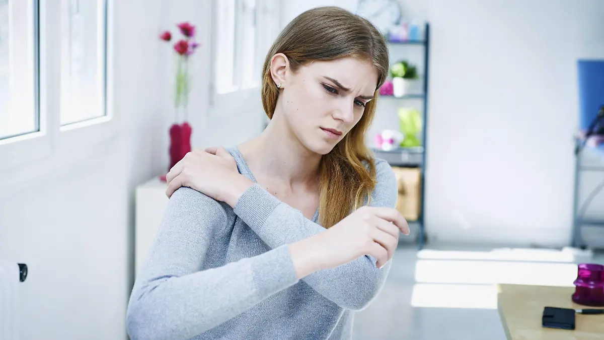 Woman suffering from shoulder pain. | Verwendung weltweit, Keine Weitergabe an Wiederverkäufer.