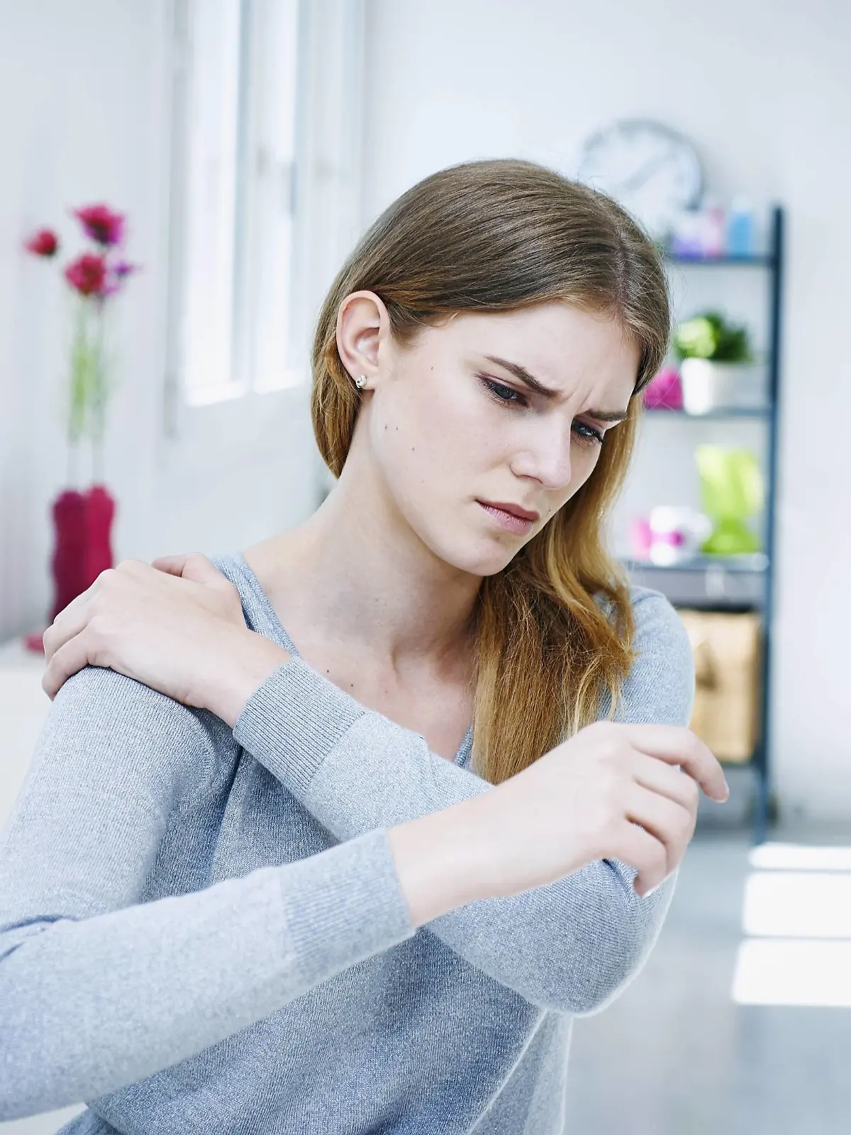 Woman suffering from shoulder pain. | Verwendung weltweit, Keine Weitergabe an Wiederverkäufer.