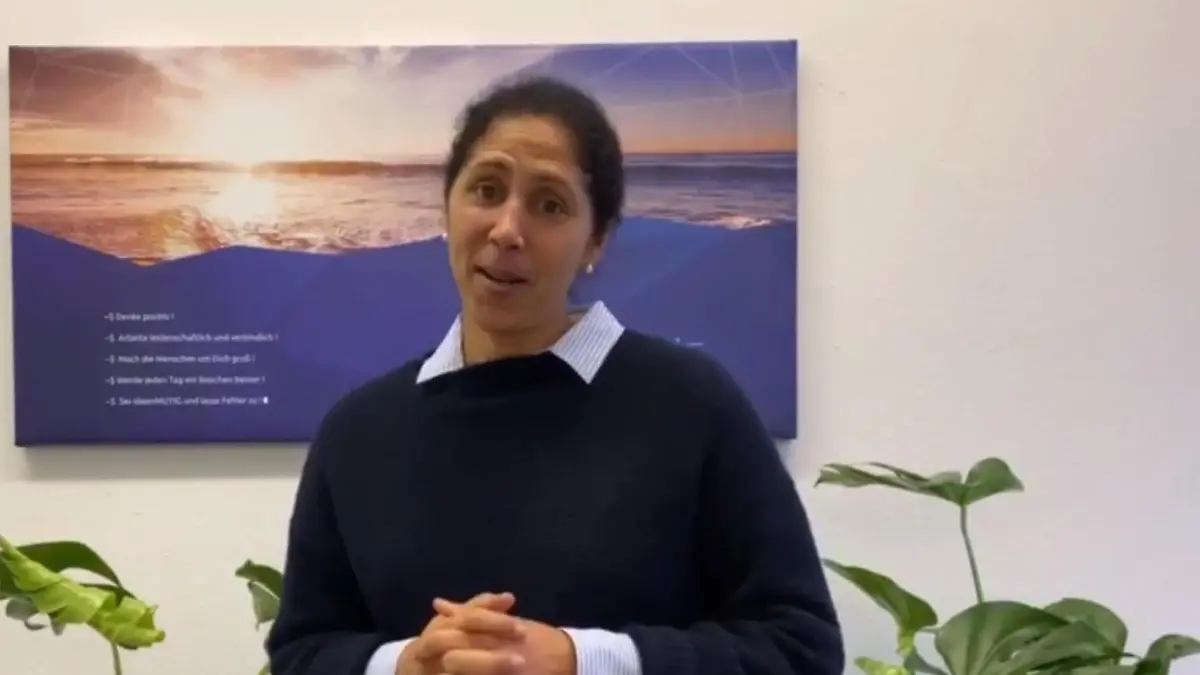 Steffi Jones ist noch tanz-unerfahren Sie ist bereit, zu lernen!