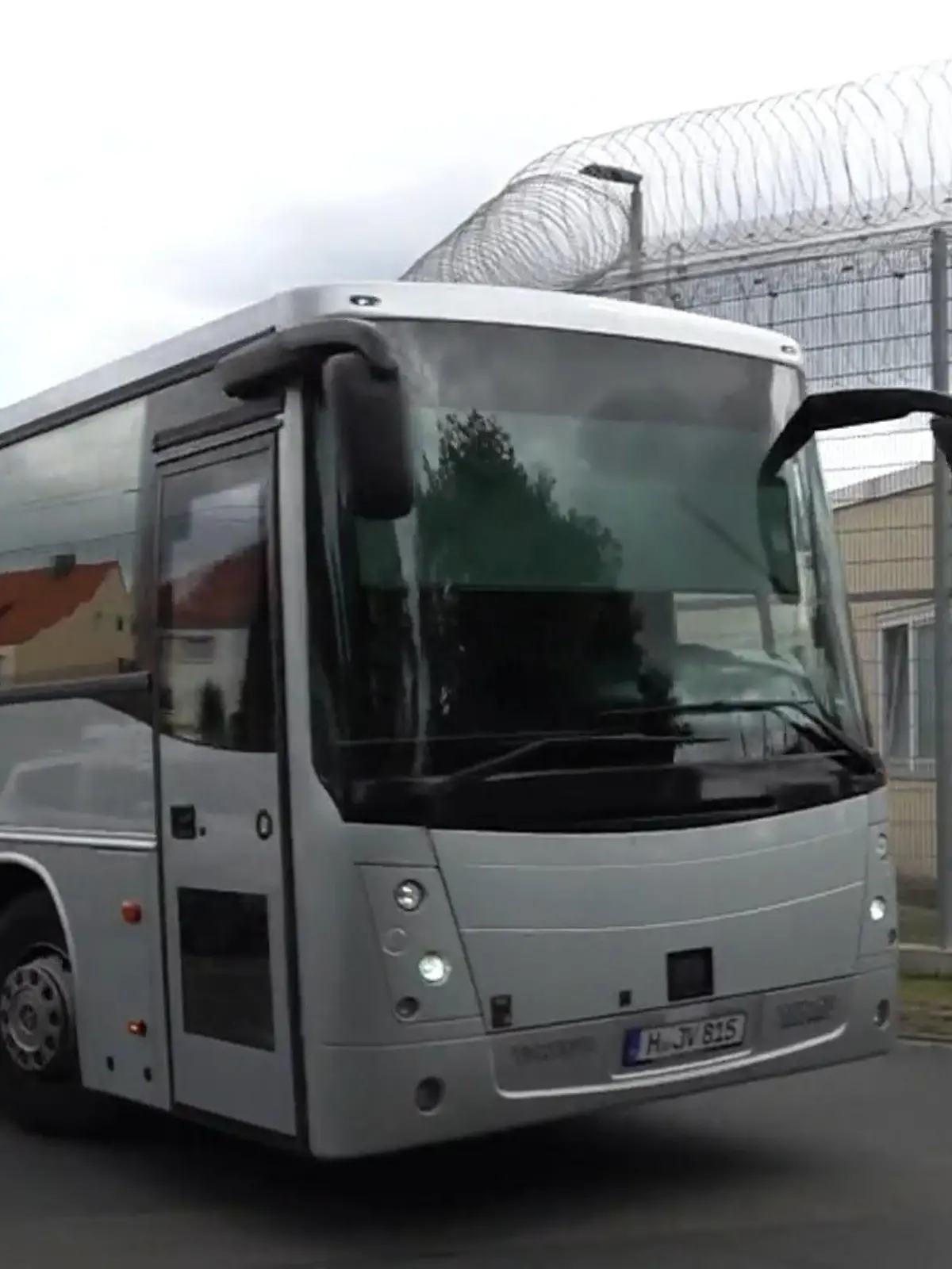 Bild zu: "Über Nacht in der JVA Hannover! Jimi Blues Gefangenentransport stoppt früh"