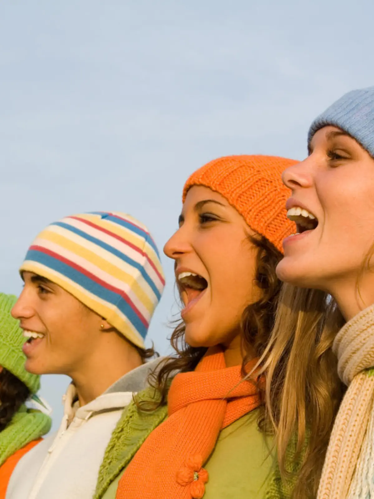Junge Menschen singen im Winter gegen Heiserkeit an