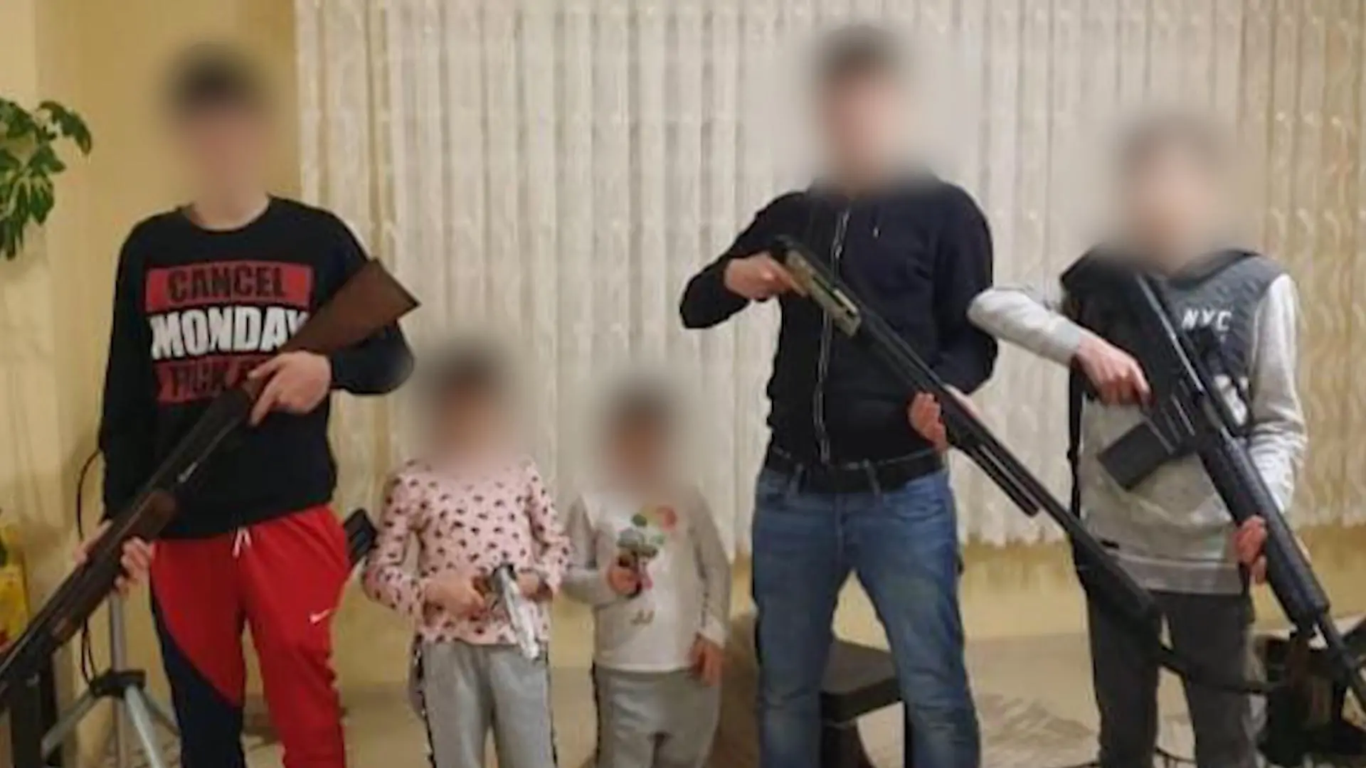 Zeynep Khalil bekam ein Foto ihrer Kinder, die bewaffnet waren.
