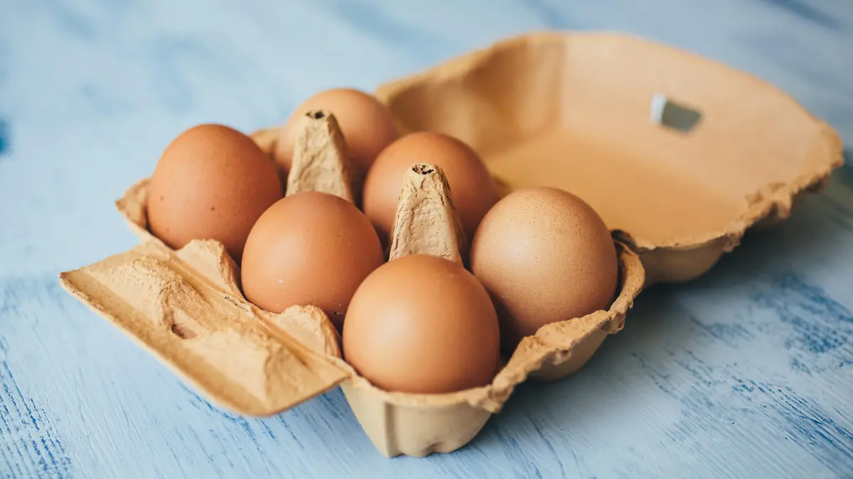 Eierkarton und Eier.