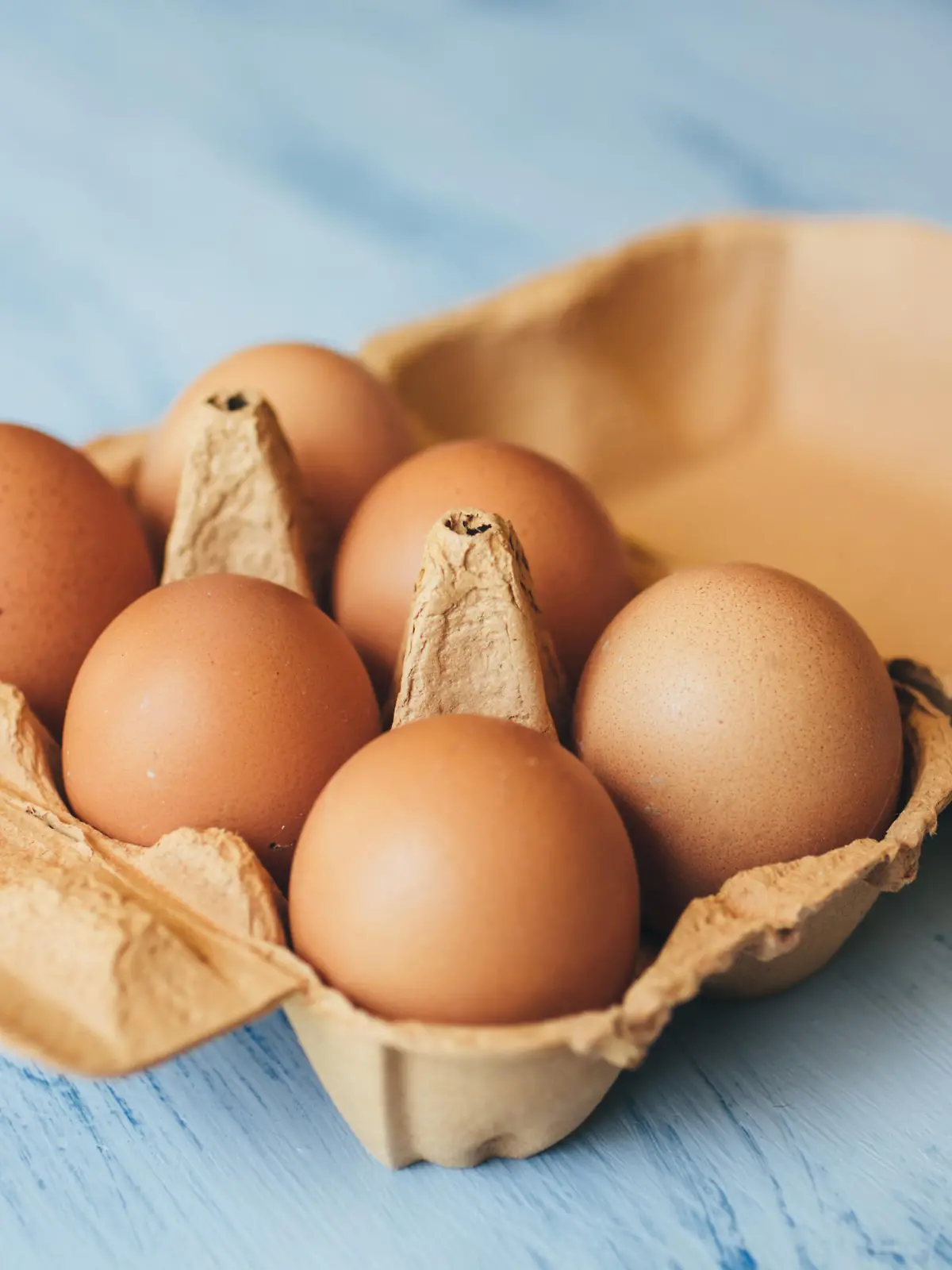 Eierkarton und Eier.