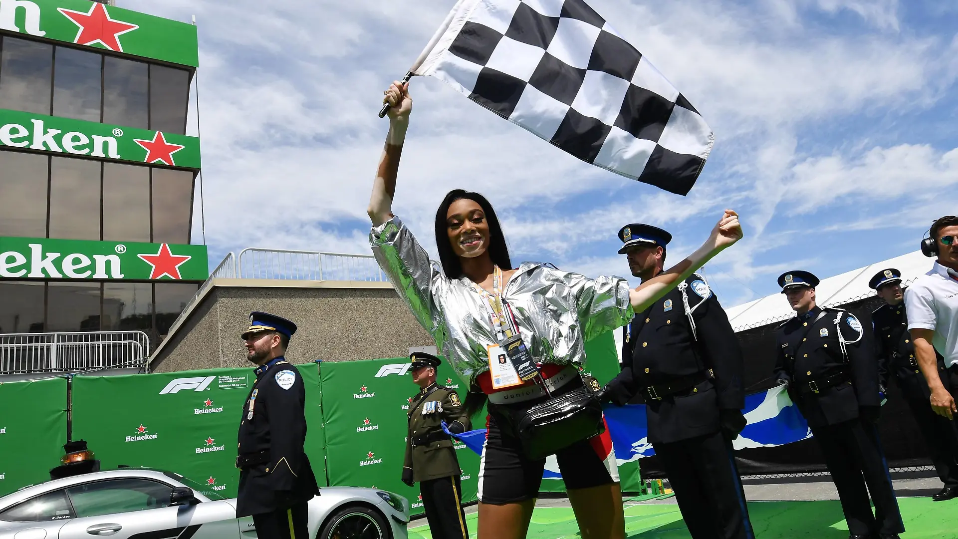 2018 Canadian GP CIRCUIT GILLES-VILLENEUVE, CANADA - JUNE 10: Winnie Harlow (CDN) waves a chequered flag during the Canadian GP at Circuit Gilles-Villeneuve on June 10, 2018 in Circuit Gilles-Villeneuve, Canada. (Photo by Jerry Andre / Sutton Images) Images) PUBLICATIONxINxGERxSUIxAUTxHUNxONLY dcd1810ju937