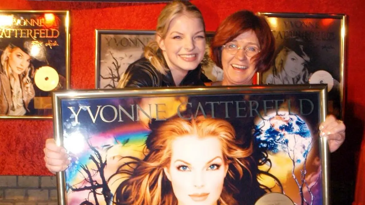 Yvonne Catterfeld bekommt Gold und Platin?Eventpress / Mathias Krohn               Datum : 28.3.2004?Thema : Yvonne Catterfeld und ihre Managerin Veronika Jarzombek . Bei der Aftershowparty ihres letzten Konzerts ihrer Deutschlandtournee im "Dante" am Hackeschen Markt in Berlin, bekam Yvonne Catterfeld  Gold und Platin für ihr Album "Meine Welt" und den Song "Für Dich".ueberreicht wurde die Auszeichnung von BMG-Chef Andre Selleneit .