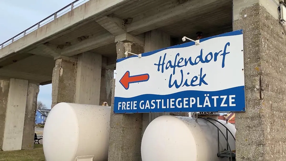 Schild des Hafens von Wiek