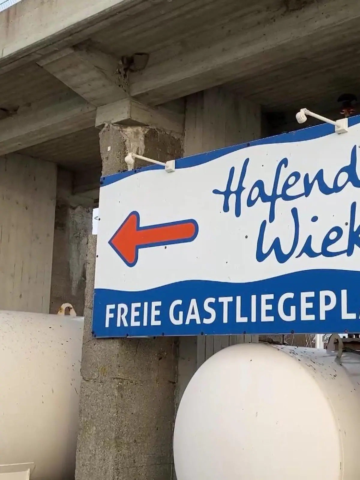 Schild des Hafens von Wiek