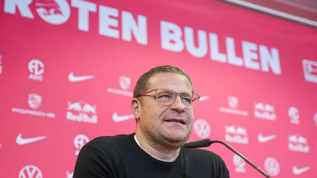ARCHIV - 09.12.2022, Sachsen, Leipzig: Fußball: Bundesliga, RB Leipzig. RB-Sportvorstand Max Eberl spricht anlässlich seiner Vorstellung in einer Pressekonferenz in der Red-Bull-Akademie. Im Titelkampf setzt Eberl auf einen Ausrutscher des FC Bayern. (zu dpa: «Fünf Fakten vor dem Spiel RB Leipzig gegen Borussia Mönchengladbach») Foto: Jan Woitas/dpa +++ dpa-Bildfunk +++
