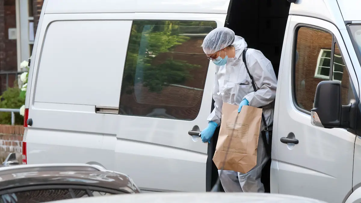 Beamte der Spurensicherung sind nach dem Leichenfund im Einsatz.
