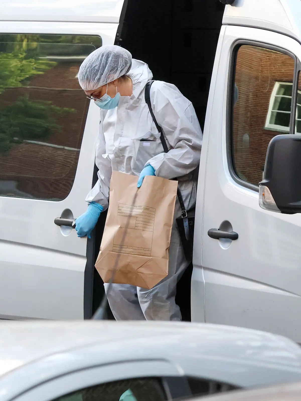 Beamte der Spurensicherung sind nach dem Leichenfund im Einsatz. 