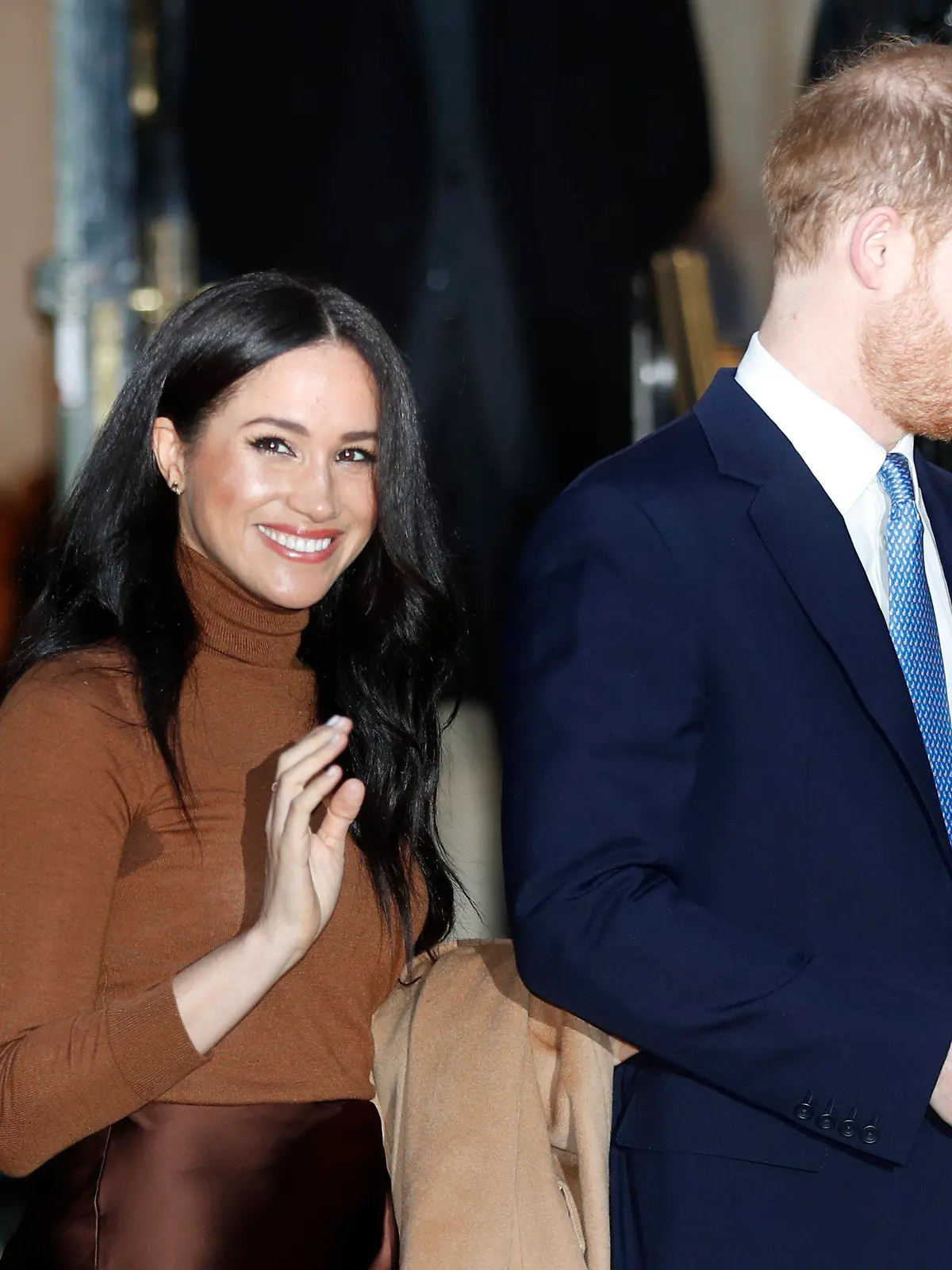 07.01.2020, Großbritannien, London: Prinz Harry (r), Herzog von Sussex, und Meghan, Herzogin von Sussex, verlassen das Kanada-Haus nach ihrem Treffen mit Kanada's Hochkommissarin zu Großbritannien, Charette, und weiteren Angestellten. Bei dem Besuch wollten sie sich für die herzliche Gastfreundschaft und Unterstützung während ihres Aufenthalts in Kanada bedanken. Foto: Frank Augstein/AP/dpa +++ dpa-Bildfunk +++