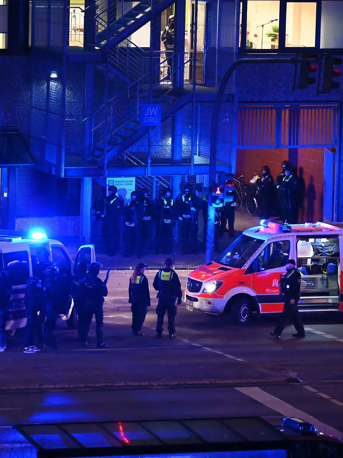 09.03.2023, Hamburg: Polizisten und Helfer sind in Hamburg im Einsatz. Bei Schüssen in einer Hamburger Kirche sind am Donnerstagabend mehrere Menschen getötet und einige Personen verletzt worden. Foto: Jonas Walzberg/dpa +++ dpa-Bildfunk +++