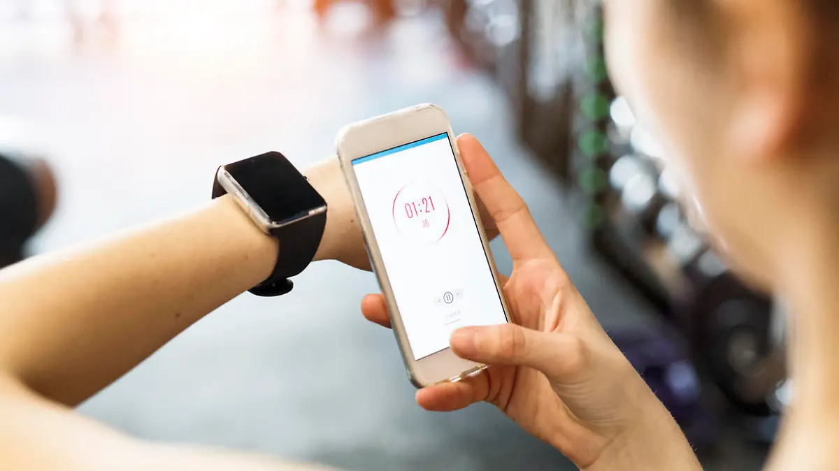 Frau mit Smartwatch
