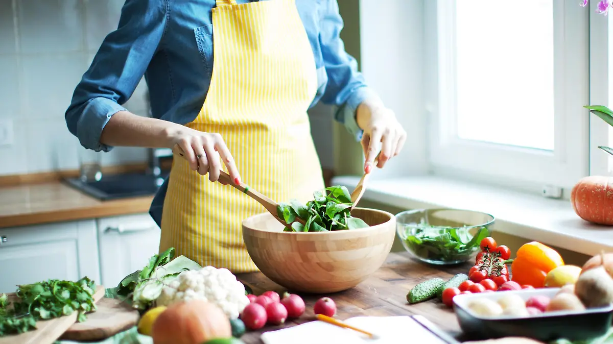 Woman cutting vegetables at the kitchen