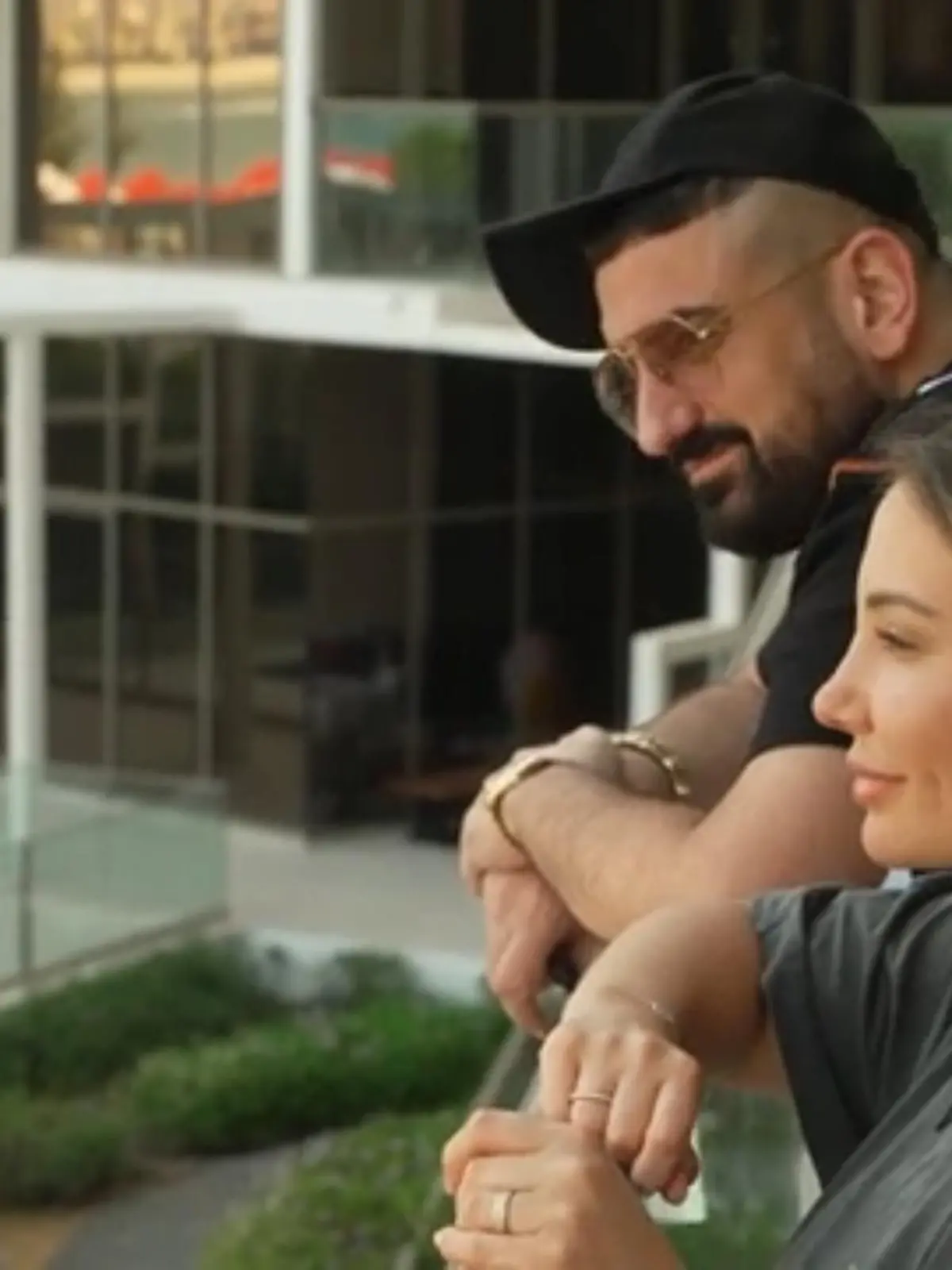 Auch harte Jungs haben einen weichen Kern! Haftbefehl gehört nicht nur zu den bekanntesten und erfolgreichsten Rappern Deutschlands, er produziert auch regelmäßig fette Negativ-Schlagzeilen. 2020 soll er sich angeblich selber ins Bein geschossen haben, letztes Jahr musste er in Mannheim ein Konzert abbrechen, weil er völlig benebelt war und sich nicht mehr auf den Beinen halten konnte. Dinge, die auch seine Frau Nina Anhan hautnah miterlebte. Doch im RTL-Interview im Video verrät sie, dass der Rapper auch eine andere Seite hat, die man so nicht vermutet hätte.