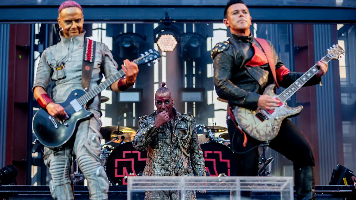 ARCHIV - 22.06.2019, Berlin: Paul Landers (l-r), Rhythmusgitarrist von Rammstein, Till Lindemann, Frontsänger von Rammstein, und Richard Kruspe, Leadgitarrist von Rammstein, treten beim Konzert der Band Rammstein im Olympiastadion auf. (zu dpa «Jahrescharts: Rammstein ganz vorn» vom 06.12.2019) Foto: Christoph Soeder/dpa - ACHTUNG: Nur zur redaktionellen Verwendung im Zusammenhang mit der Berichterstattung über die Rammstein ·Europe Stadion Tour 2019·. +++ dpa-Bildfunk +++