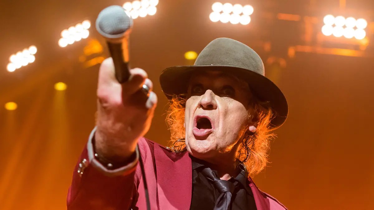 ARCHIV - 20.06.2019, Hamburg: Udo Lindenberg tritt in der Barclaycard Arena während seiner "Udo Lindenberg Live 2019" Tour auf. Am 07.01.2020 findet in Hamburg die Weltpremiere des Kinofilms «Lindenberg! Mach dein Ding!» statt. Foto: Daniel Bockwoldt/dpa +++ dpa-Bildfunk +++