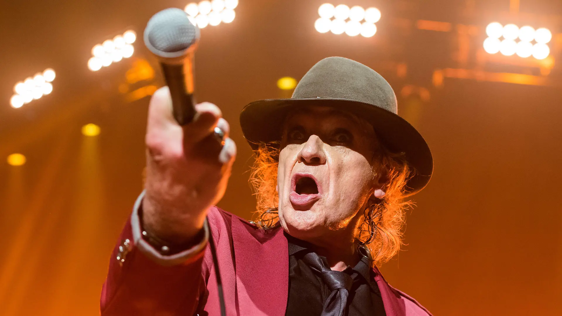 ARCHIV - 20.06.2019, Hamburg: Udo Lindenberg tritt in der Barclaycard Arena während seiner "Udo Lindenberg Live 2019" Tour auf. Am 07.01.2020 findet in Hamburg die Weltpremiere des Kinofilms «Lindenberg! Mach dein Ding!» statt. Foto: Daniel Bockwoldt/dpa +++ dpa-Bildfunk +++