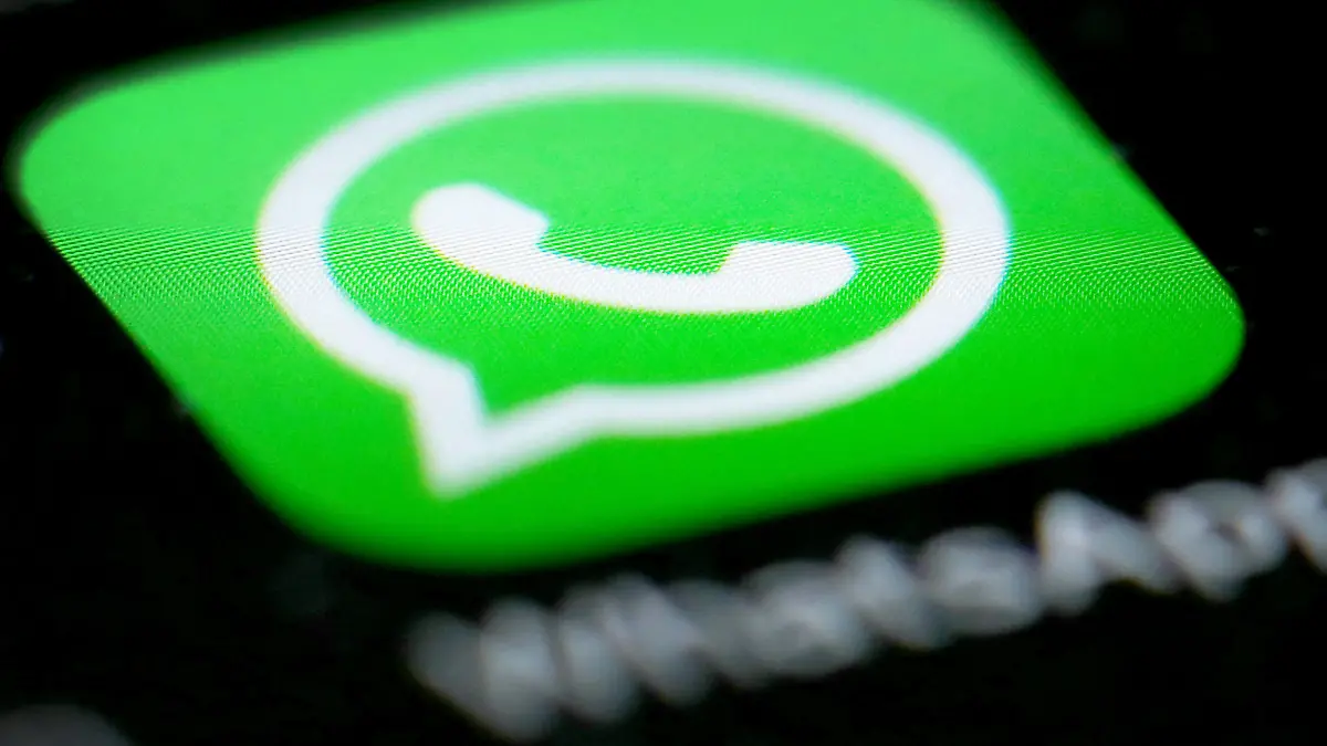 ARCHIV - 15.09.2016, Nordrhein-Westfalen, Düsseldorf: Das Logo der Messenger-App WhatsApp ist auf dem Display eines Smartphones zu sehen. (zu dpa «Sicherheitslücke bei WhatsApp ließ Überwachungssoftware installieren» vom 14.05.2019) Foto: Martin Gerten/dpa +++ dpa-Bildfunk +++