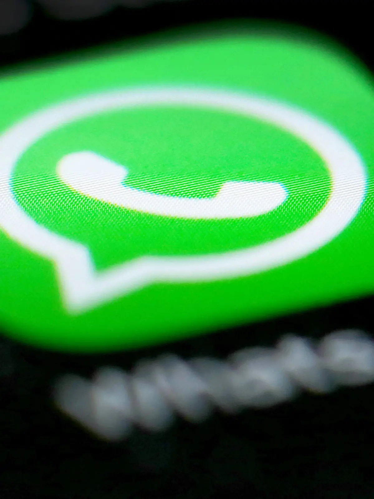 ARCHIV - 15.09.2016, Nordrhein-Westfalen, Düsseldorf: Das Logo der Messenger-App WhatsApp ist auf dem Display eines Smartphones zu sehen. (zu dpa «Sicherheitslücke bei WhatsApp ließ Überwachungssoftware installieren» vom 14.05.2019) Foto: Martin Gerten/dpa +++ dpa-Bildfunk +++