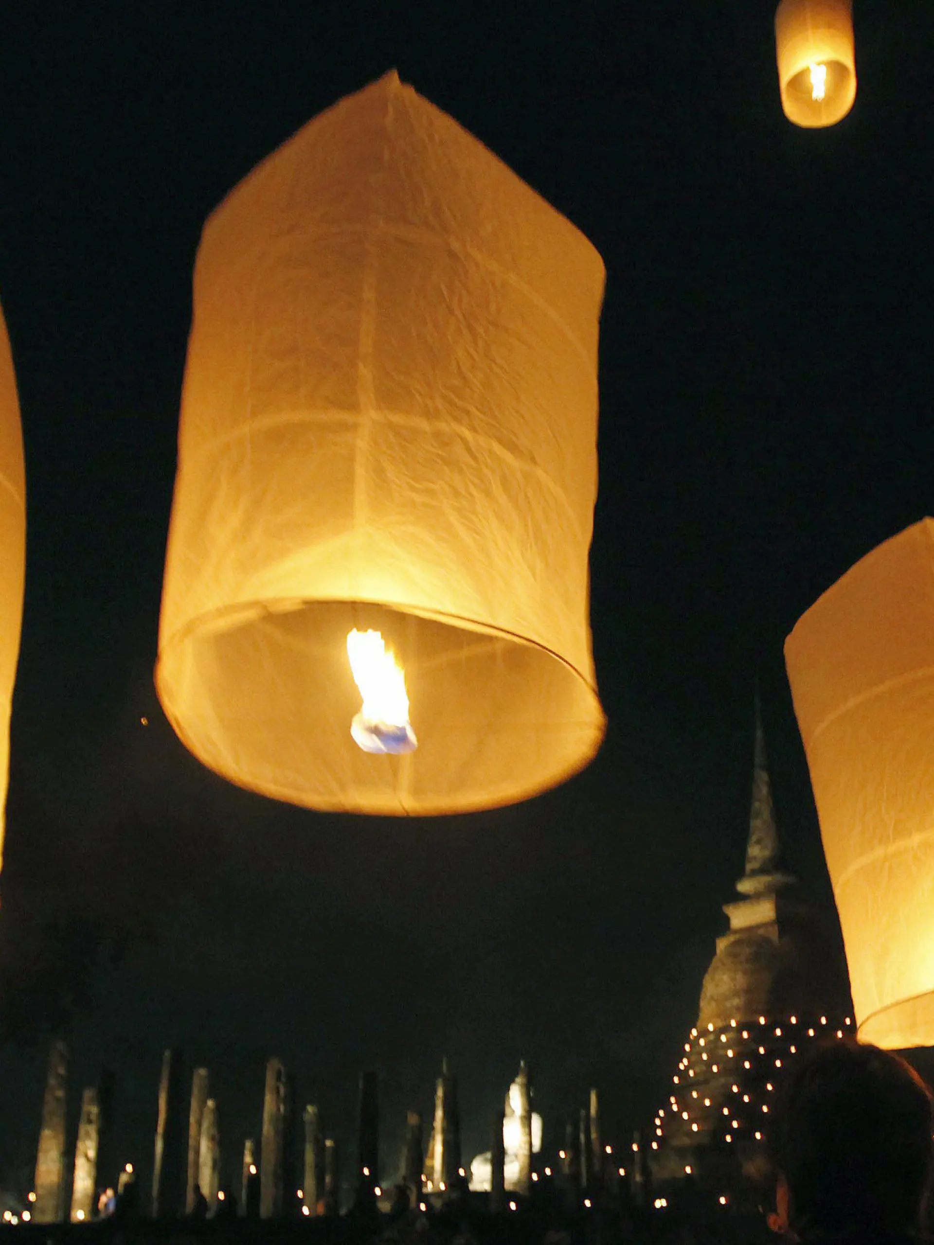 ARCHIV - 02.11.2009, Thailand, Sukhothai: Sogenannte «Himmelslaternen» werden bei einem Fest angezündet, bevor sie in die Luft aufsteigen. Nach dem Brand des Affenhauses im Krefelder Zoo mit vielen toten Tieren gibt es laut Ermittlern Hinweise auf sogenannte Himmelslaternen als mögliche Brandursache. Foto: Barbara Walton/epa/dpa +++ dpa-Bildfunk +++
