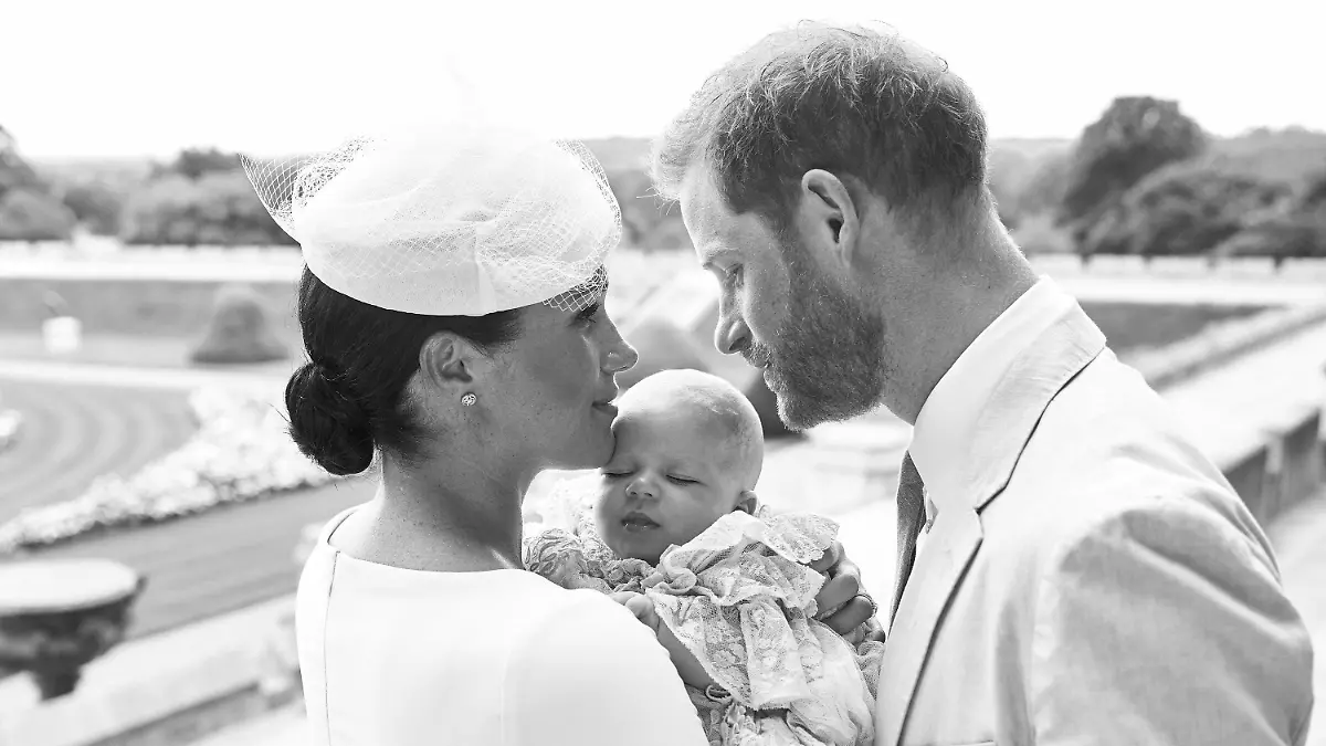 dpatopbilder - HANDOUT - 06.07.2019, Großbritannien, Windsor: Dieses vom britischen Herzog und der Herzogin von Sussex zur Verfügung gestellte Bild zeigt Herzogin Meghan (l) und Prinz Harry, die ihren Sohn Archie Harrison Mountbatten-Windsor bei seiner Taufe im Windsor Castle halten. Die private Zeremonie soll in einer kleinen Kapelle im Schloss Windsor stattfinden. Foto: Chris Allerton/SussexRoyal/PA Wire/dpa - UNITED KINGDOM OUT, IRELAND OUT, ACHTUNG: MANDATORY CREDIT: Chris Allerton/SussexRoyal/PA Wire/dpa. KEINE VERWENDUNG NACH DIENSTAG 31. DEZEMBER 2019. Nur zur redaktionellen Verwendung im Zusammenhang mit der aktuellen Berichterstattung und nur mit vollständiger Nennung des vorstehenden Credits. An dem Bild dürfen keine Veränderungen vorgenommen werden. Bei einer Veröffentlichung müssen alle abgebildeten Personen zu sehen sein. Kein Verkauf, keine kommerzielle Nutzung, keine Nutzung für Erinnerungsstücke oder Souveniers. +++ dpa-Bildfunk +++