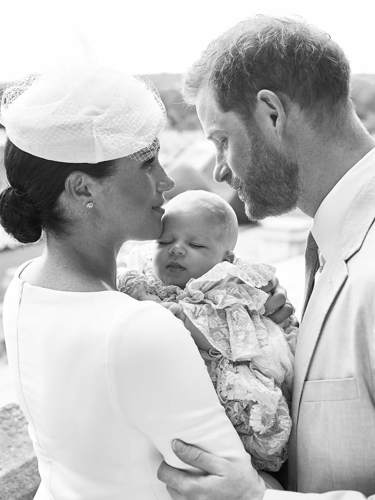 dpatopbilder - HANDOUT - 06.07.2019, Großbritannien, Windsor: Dieses vom britischen Herzog und der Herzogin von Sussex zur Verfügung gestellte Bild zeigt Herzogin Meghan (l) und Prinz Harry, die ihren Sohn Archie Harrison Mountbatten-Windsor bei seiner Taufe im Windsor Castle halten. Die private Zeremonie soll in einer kleinen Kapelle im Schloss Windsor stattfinden. Foto: Chris Allerton/SussexRoyal/PA Wire/dpa - UNITED KINGDOM OUT, IRELAND OUT, ACHTUNG: MANDATORY CREDIT: Chris Allerton/SussexRoyal/PA Wire/dpa. KEINE VERWENDUNG NACH DIENSTAG 31. DEZEMBER 2019. Nur zur redaktionellen Verwendung im Zusammenhang mit der aktuellen Berichterstattung und nur mit vollständiger Nennung des vorstehenden Credits. An dem Bild dürfen keine Veränderungen vorgenommen werden. Bei einer Veröffentlichung müssen alle abgebildeten Personen zu sehen sein. Kein Verkauf, keine kommerzielle Nutzung, keine Nutzung für Erinnerungsstücke oder Souveniers. +++ dpa-Bildfunk +++
