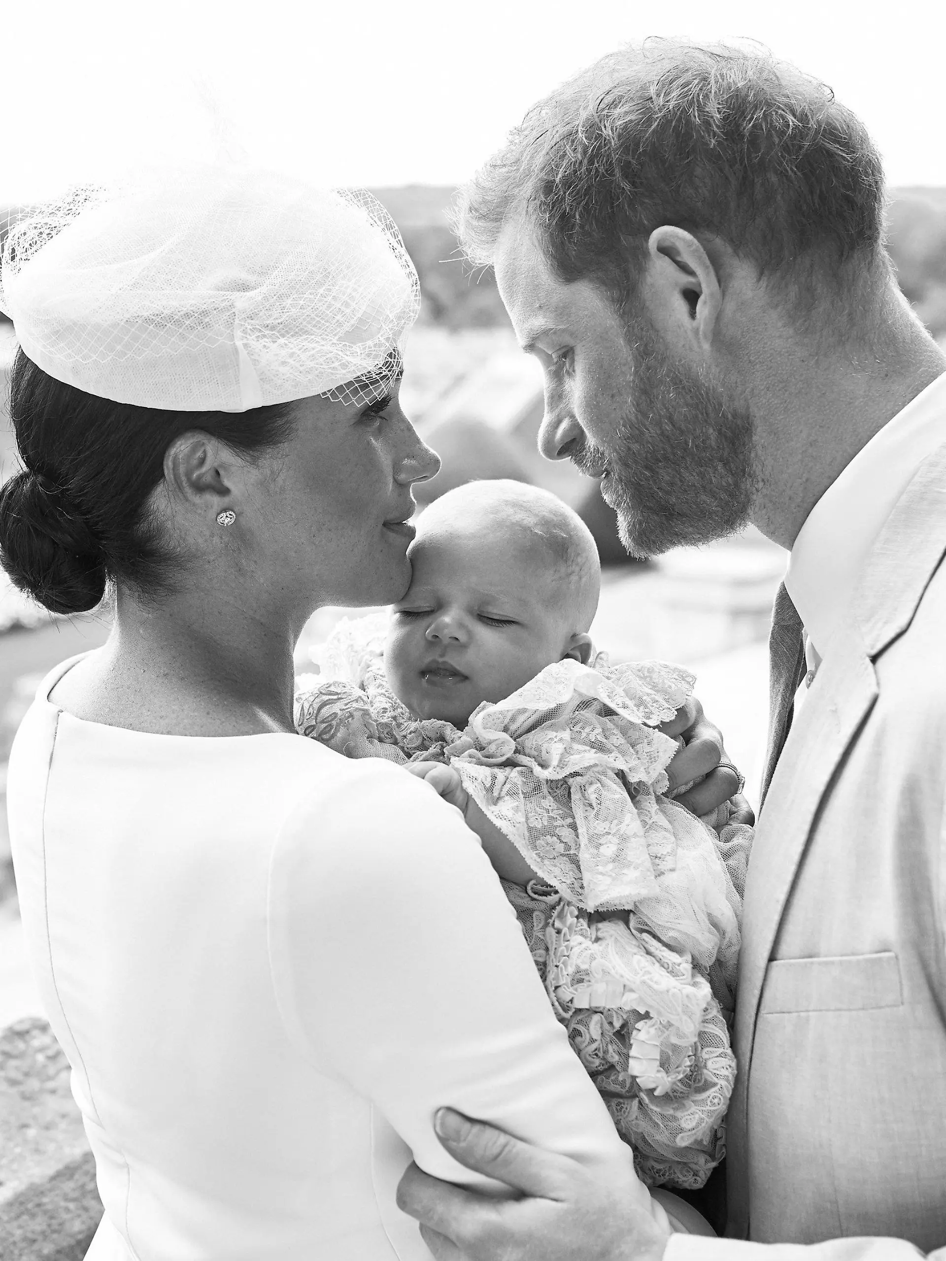 dpatopbilder - HANDOUT - 06.07.2019, Großbritannien, Windsor: Dieses vom britischen Herzog und der Herzogin von Sussex zur Verfügung gestellte Bild zeigt Herzogin Meghan (l) und Prinz Harry, die ihren Sohn Archie Harrison Mountbatten-Windsor bei seiner Taufe im Windsor Castle halten. Die private Zeremonie soll in einer kleinen Kapelle im Schloss Windsor stattfinden. Foto: Chris Allerton/SussexRoyal/PA Wire/dpa - UNITED KINGDOM OUT, IRELAND OUT, ACHTUNG: MANDATORY CREDIT: Chris Allerton/SussexRoyal/PA Wire/dpa. KEINE VERWENDUNG NACH DIENSTAG 31. DEZEMBER 2019. Nur zur redaktionellen Verwendung im Zusammenhang mit der aktuellen Berichterstattung und nur mit vollständiger Nennung des vorstehenden Credits. An dem Bild dürfen keine Veränderungen vorgenommen werden. Bei einer Veröffentlichung müssen alle abgebildeten Personen zu sehen sein. Kein Verkauf, keine kommerzielle Nutzung, keine Nutzung für Erinnerungsstücke oder Souveniers. +++ dpa-Bildfunk +++
