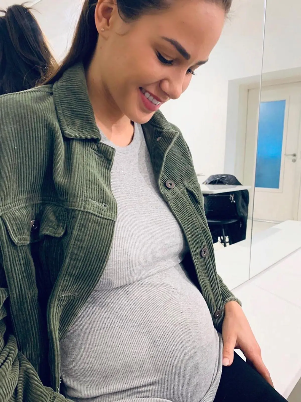 Angelina Heger mit Babybauch