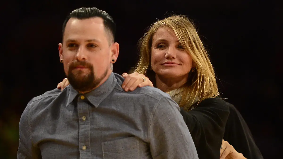 epa04590017 US actress Cameron Diaz (R) puts her hands on her husband's Benji Maddien (L) shoulders as they attend the Los Angeles Lakers - Washington Wizards NBA game at the Staples Center in Los Angeles, California, USA, 27 January 2015. Diaz and Maddien were married 05 January 2015. EPA/MICHAEL NELSON +++(c) dpa - Bildfunk+++
