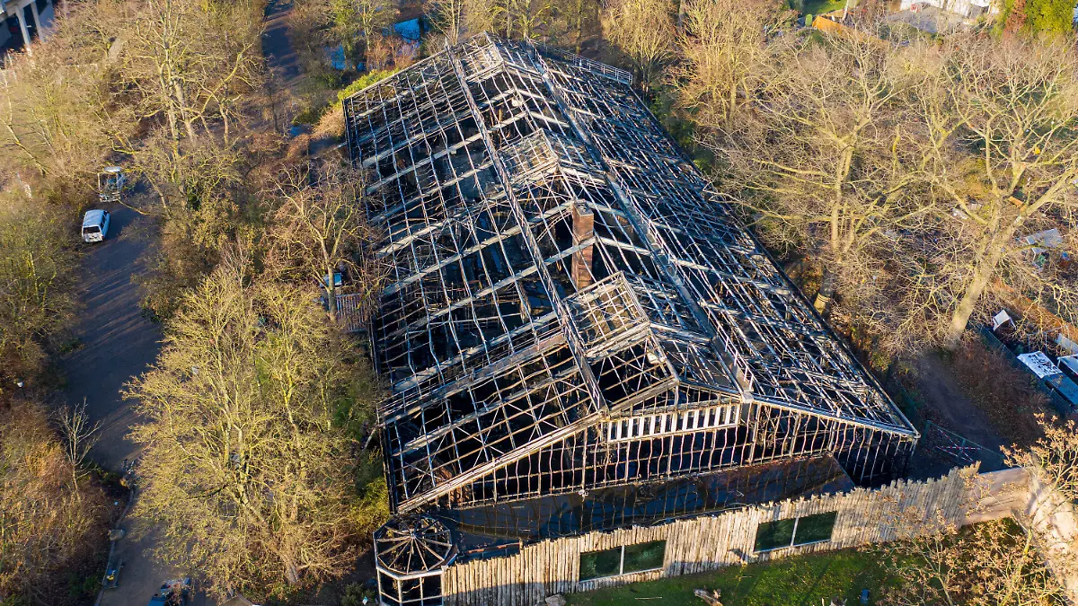01.01.2020, Nordrhein-Westfalen, Krefeld: Das abgebrannte Affenhaus ist nach dem Brand in der Silvesternacht im Krefelder Zoo zu sehen. (Aufnahme mit einer Drohne). Nach dem Brand des Affenhauses im Krefelder Zoo mit vielen toten Tieren gibt es laut Ermittlern Hinweise auf sogenannte chinesische Himmelslaternen als Brandursache. Foto: Christoph Reichwein/dpa +++ dpa-Bildfunk +++