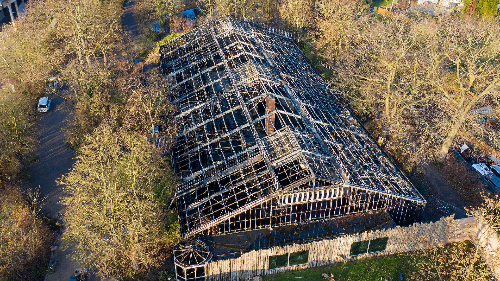 01.01.2020, Nordrhein-Westfalen, Krefeld: Das abgebrannte Affenhaus ist nach dem Brand in der Silvesternacht im Krefelder Zoo zu sehen. (Aufnahme mit einer Drohne). Nach dem Brand des Affenhauses im Krefelder Zoo mit vielen toten Tieren gibt es laut Ermittlern Hinweise auf sogenannte chinesische Himmelslaternen als Brandursache. Foto: Christoph Reichwein/dpa +++ dpa-Bildfunk +++