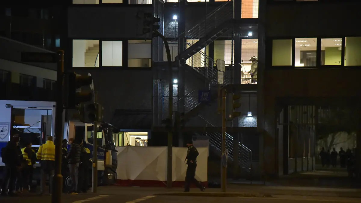 Polizeieinsatz in Hamburg nach mutmasslichem Amoklauf in Hamburg-Alsterdorf. Schwer bewaffnete Polizisten durchsuchen ein Gebäude das von den Zeugen Jehovas als Gebetshaus Königreichsaal in der Straße Deelböge genutzt wird. Hamburg, 09.03.2023 Amoklauf in Hamburg forderte mehrere Tote und Verletzte - Täter schießt in Gotteshaus der von Jehovas Zeugen um sich., Hamburg Hamburg Deutschland Alsterdorf *** Police operation in Hamburg after suspected rampage in Hamburg Alsterdorf Heavily armed police officers search a building used by Jehovahs Witnesses as a house of worship Kingdom Hall in the street Deelböge Hamburg, 09 03 2023 rampage in Hamburg claimed several lives and injured perpetrator shoots in house of worship of Jehovahs Witne