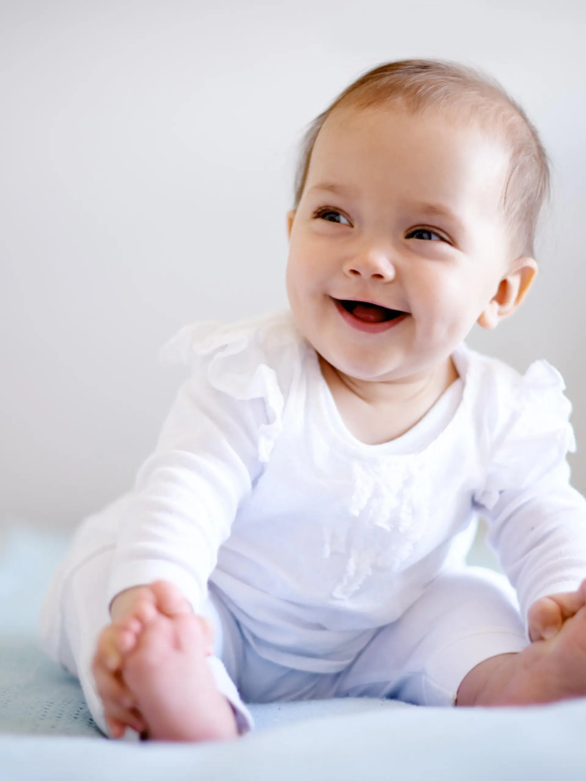 Shot of an adorable baby girl sitting on a bedhttp://195.154.178.81/DATA/i_collage/pu/shoots/805787.jpg