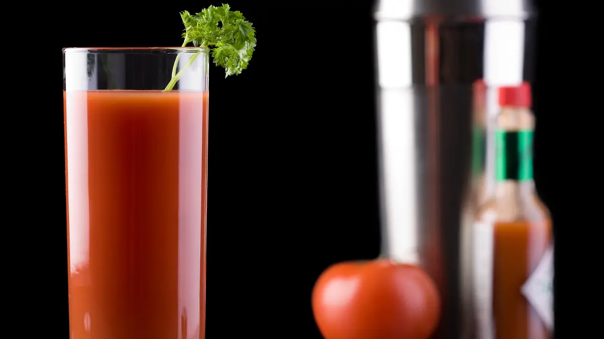 Bloody Mary, im Hintergrund Shaker und Tabasco Cauce