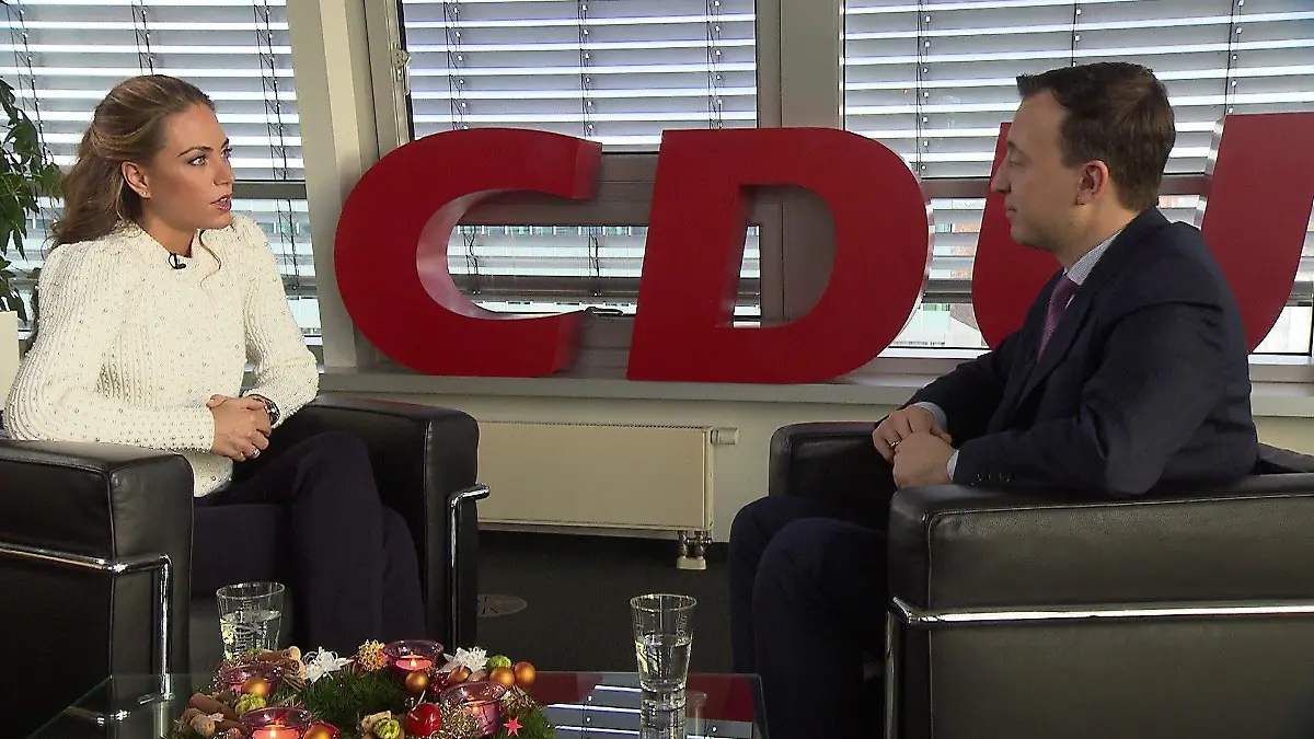 RTL-Reporterin Franca Lehfeldt interviewt den CDU-Generalsekretär Paul Ziemiak
