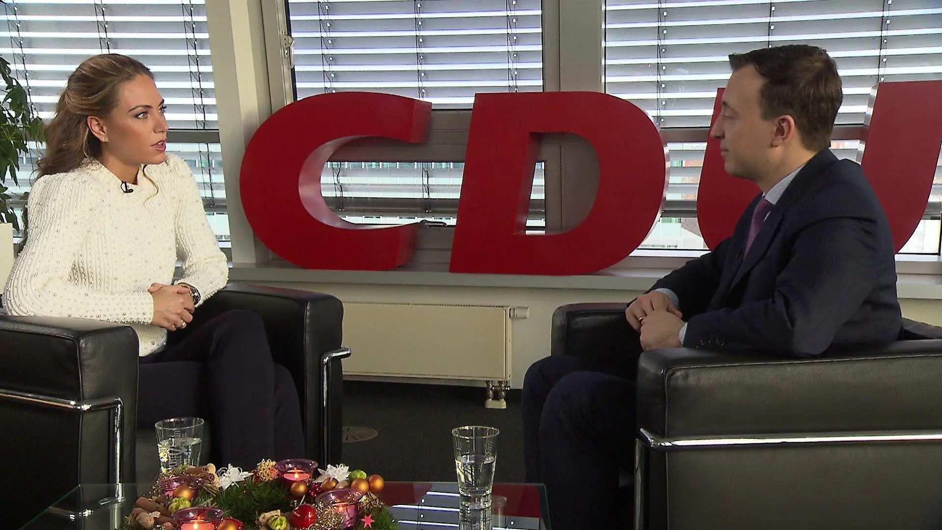 RTL-Reporterin Franca Lehfeldt interviewt den CDU-Generalsekretär Paul Ziemiak