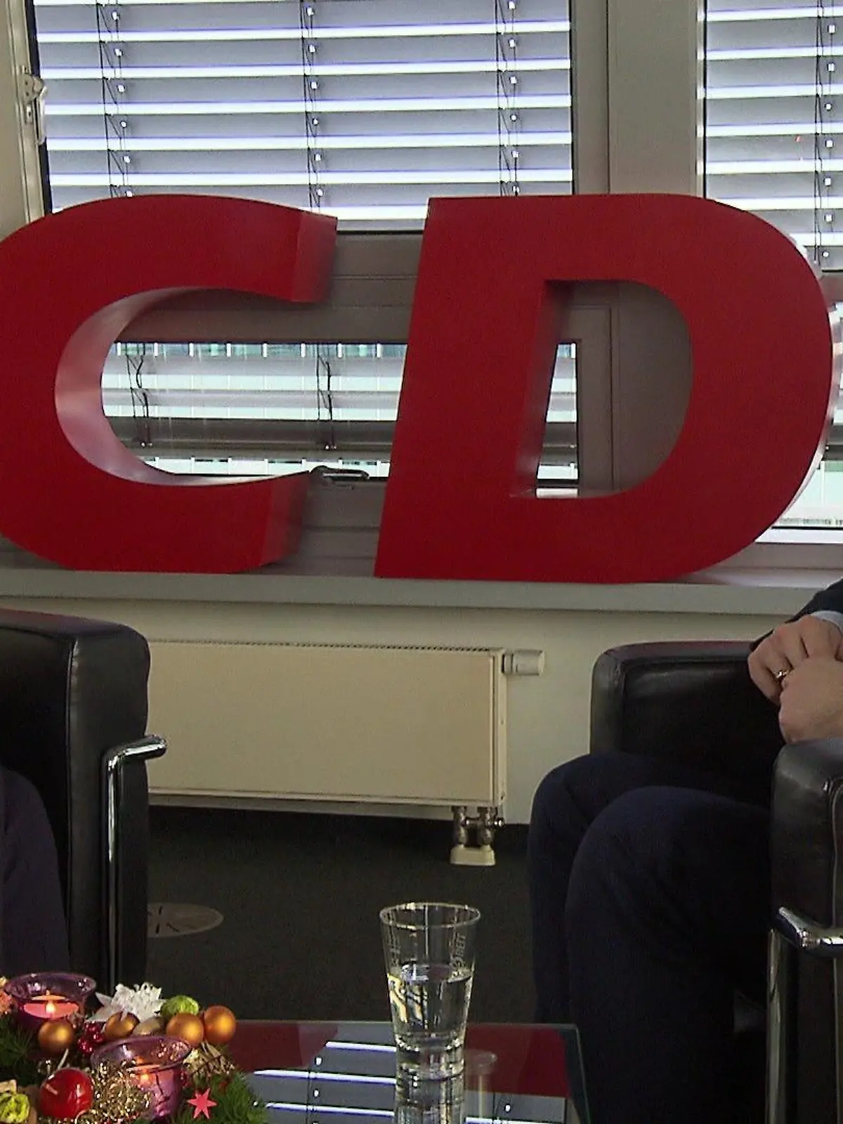 RTL-Reporterin Franca Lehfeldt interviewt den CDU-Generalsekretär Paul Ziemiak