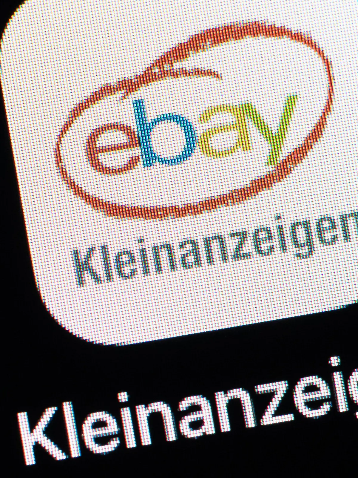 ARCHIV - 03.03.2022, Baden-Württemberg, Rottweil: Das Logo des Online-Kleinanzeigen-Portals «eBay Kleinanzeigen» ist auf dem Display eines iPhone SE zu sehen. (zu dpa: «Nach Bandenbetrug auf eBay-Kleinanzeigen Anklage erhoben») Foto: Silas Stein/dpa +++ dpa-Bildfunk +++