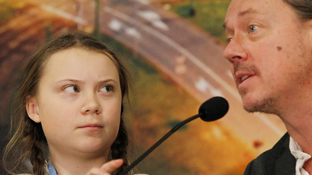 04.12.2018, Polen, Kattowitz: Greta Thunberg, Schülerin aus Schweden, nimmt an einer Pressekonferenz beim Weltklimagipfel mit ihrem Vater Svante Thunberg teil. Die Protestaktion «Schulstreik fürs Klima» der Schülerin fand bereits Nachahmer. Die junge Schwedin, die erstmals mit acht Jahren von der Erderwärmung erfuhr, hatte diesen Sommer von der Untätigkeit der Politik genug: Nach den Sommerferien ging sie nicht zurück zur Schule, sondern mit einem Protest-Banner vor das schwedische Parlament. Bei der Weltklimakonferenz in Kattowitz machte die 15-jährige Thunberg vor allem junge Menschen gegen Klimawandel und Umweltverschmutzung mobil. Foto: Czarek Sokolowski/AP/dpa +++ dpa-Bildfunk +++